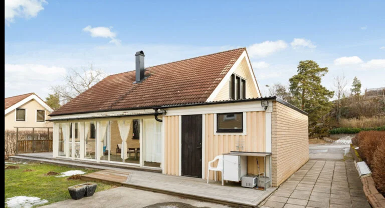 15. Omla╠eggning av shingeltak pa╠e garage 768x416