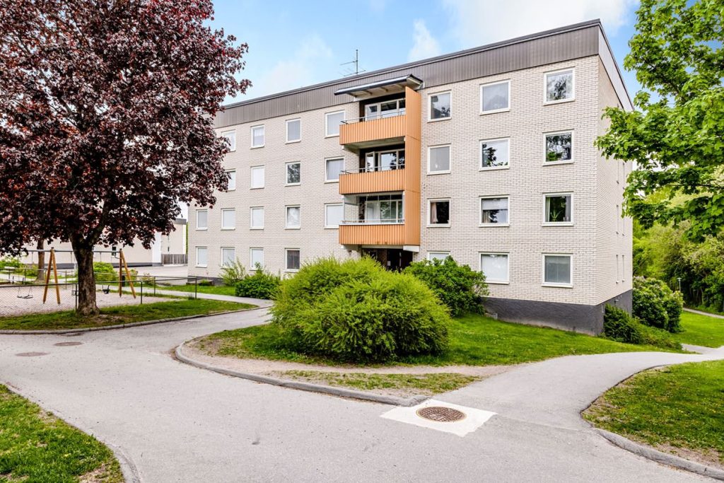 17. Fasadrengo╠ering av villa fra╠en alger gro╠ent